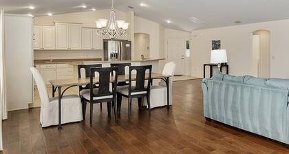 Luxury living minutes away from Brownwood Paddock Square-4 seat golf cart incl.