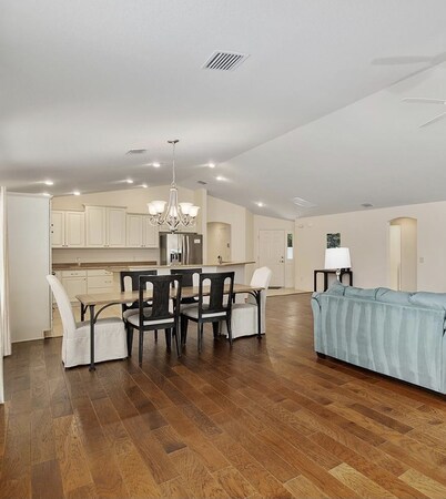 Luxury living minutes away from Brownwood Paddock Square-4 seat golf cart incl.