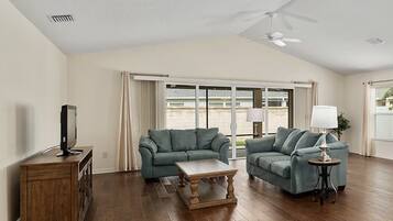 Smart TV, libros, monitor de computadora