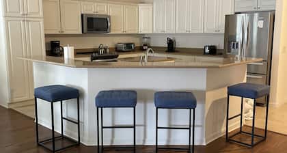 Luxury living minutes away from Brownwood Paddock Square-4 seat golf cart incl.