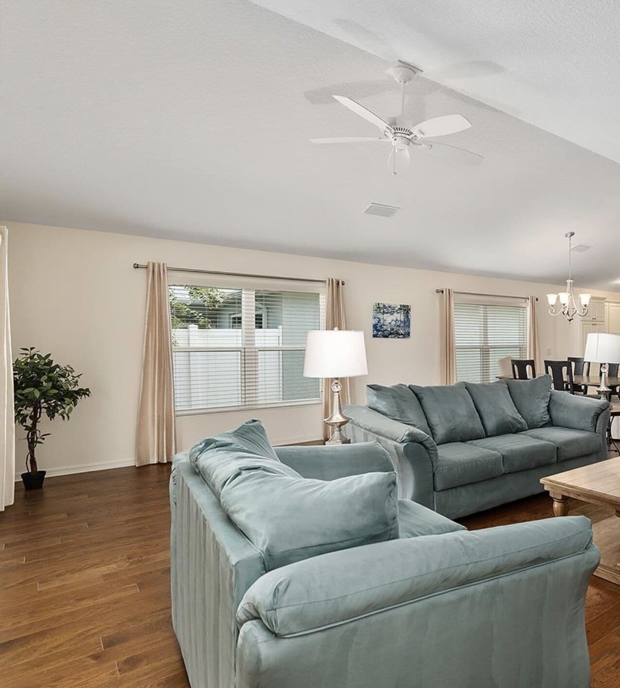 TV connectée, livres, écrans d'ordinateur