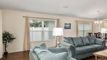 TV connectée, livres, écrans d'ordinateur