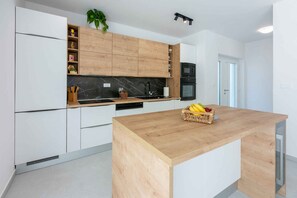Kühlschrank, Mikrowelle, Ofen, Herdplatte