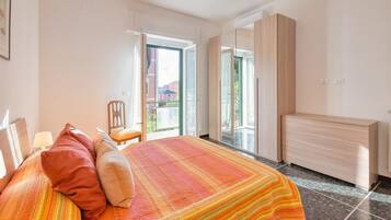2 habitaciones, tabla de planchar con plancha y cuna de viaje