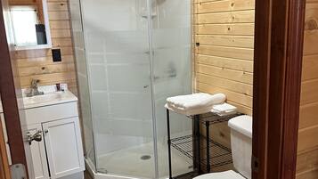 Regadera, toallas, jabón, shampoo