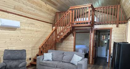 Green cabin close to University of Central Missouri and Whiteman AF Base