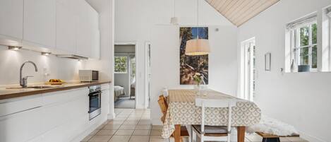 Frigorífic, placa de cuina, rentaplats i cafetera i tetera