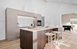 Fridge, oven, dishwasher, coffee/tea maker - Beautiful home in Jerup with WiFi (Jerup)