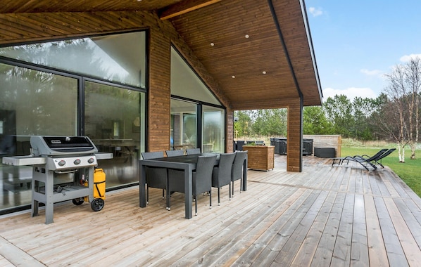 Outdoor dining - Beach front home in Jerup with WiFi (Jerup)