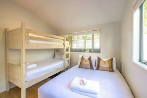4 bedrooms, iron/ironing board, WiFi