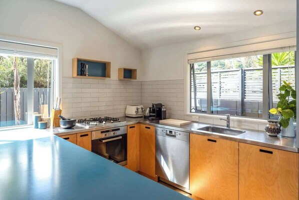 Fridge, oven, stovetop, dishwasher