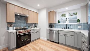 Fridge, oven, stovetop, dishwasher