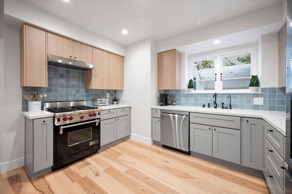 Fridge, oven, stovetop, dishwasher - Chic 4-Bedroom Vacation Rental in Studio City – Toluca Lake (Los Angeles)