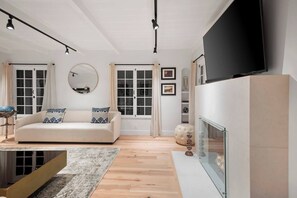 TV - Chic 4-Bedroom Vacation Rental in Studio City – Toluca Lake (Los Angeles)