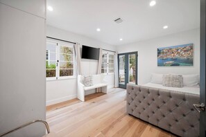 4 bedrooms, iron/ironing board, WiFi, bed sheets - Chic 4-Bedroom Vacation Rental in Studio City – Toluca Lake (Los Angeles)