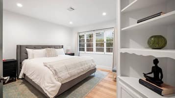 4 bedrooms, iron/ironing board, WiFi, bed sheets