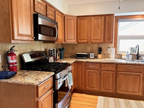 Fridge, microwave, oven, stovetop - Cozy retreat in a prime location (Streamwood)