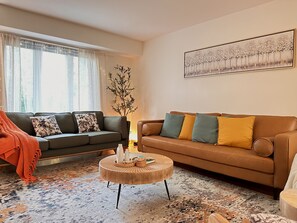 Smart TV - Cozy retreat in a prime location (Streamwood)