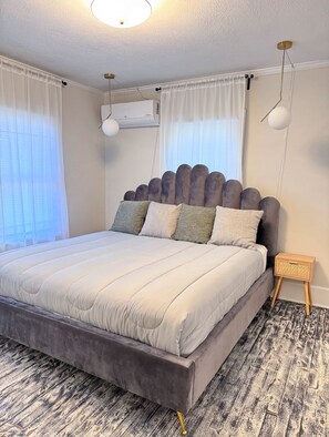 2 bedrooms, desk, iron/ironing board, WiFi - Asheville Cozy Downtown House: Private, Workspace (Asheville)