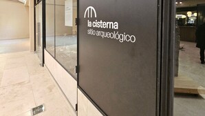 A modern building with a glass facade and a sign reading "la cisterna sito archeologico". - Tu Refugio en el Corazón de Montserrat (Buenos Aires)