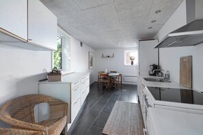 Fridge, oven, stovetop, coffee/tea maker