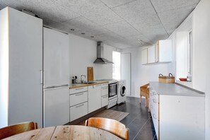 Jääkaappi, uuni, liesi, kahvin-/teenkeitin