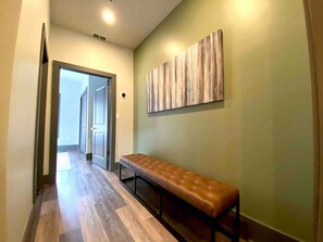 منزل - غرفة نوم واحدة - بشرفة - منظر للمدينة | المنشأة من الداخل