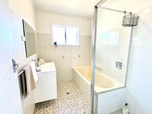 Douche, serviettes fournies, savon, papier de toilette