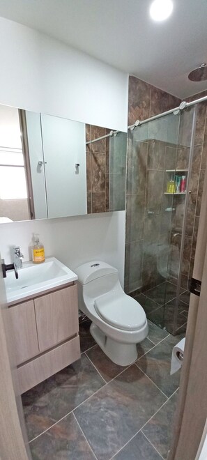 Shower, hair dryer, towels, soap - Cozy 3 bedroom apartment, with air conditioner. One block away from VIVA MALL (Envigado)