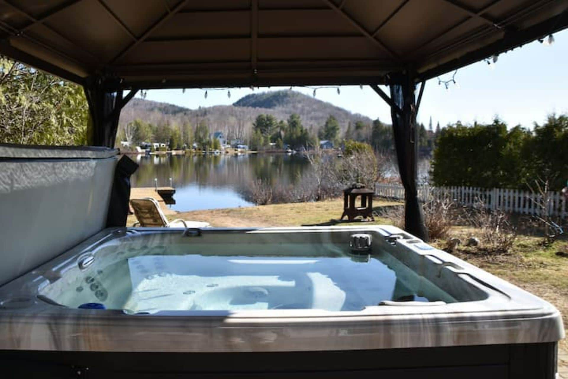 Tina de hidromasaje al aire libre