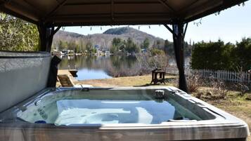 Tina de hidromasaje al aire libre