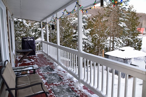 Chalet cosy au bord du lac Paré avec spa privé et vue sur l’eau | Le Nénuphar