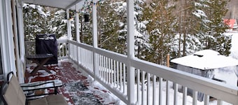 Cozy cottage on Lake Paré with private hot tub and lake views | Le Nénuphar