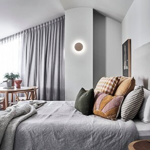 Een strijkplank/strijkijzer, gratis wifi, beddengoed