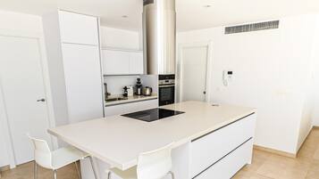 Een koelkast, een microgolfoven, een oven, een vaatwasser