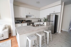 冷蔵庫、電子レンジ、オーブン、コンロ