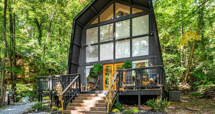 Spring special★PRIME location★Hot tub★Fire pit★Games★Sleeps 6