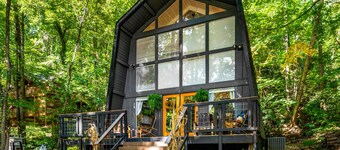 Christmas Decor★PRIME location★Hot tub★Fire pit★Games★Sleeps 6