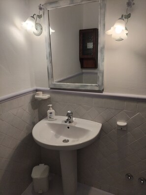 Dusche, Haartrockner, Bidet, Handtücher