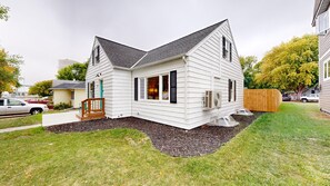 Exterior - Turquoise Squirrel 27 : Lodge - walking distance to all amenities. (Clara City)