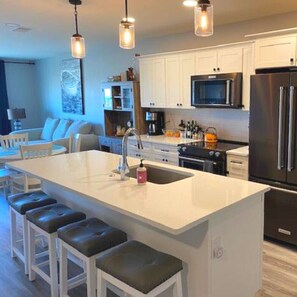 ثلاجة، ميكروويف، فرن، موقد طهي مسطح