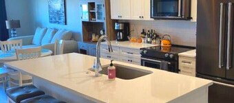 Luxury Condo on River/Golf Course with all the amenities. 10 min walk to beach