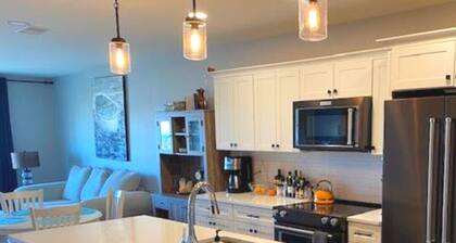 Luxury Condo on River/Golf Course with all the amenities. 10 min walk to beach