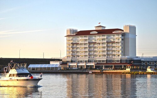 Luxury Condo on River/Golf Course with all the amenities. 10 min walk to beach
