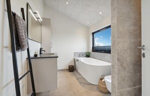 Combined shower/tub - Cozy home in Lemvig with house sea view (Lemvig)