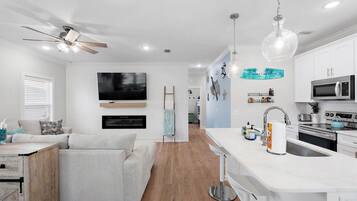 Refrigerador, microondas, horno y parrilla de estufa