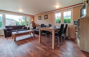 Dining - Nice home in Heinkenszand with WiFi (Heinkenszand)