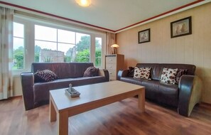 TV, DVD player - Nice home in Heinkenszand with WiFi (Heinkenszand)