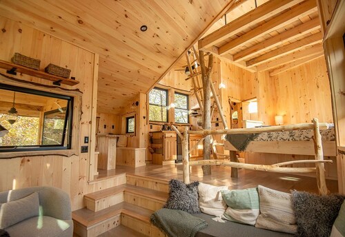 Luxury Treehouse central Stowe/Waterbury. Borders State park. Walk to the Lake!