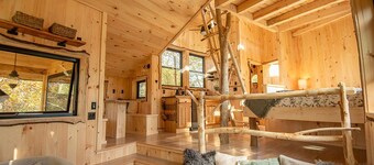 Luxury Treehouse central Stowe/Waterbury. Borders State park. Walk to the Lake!